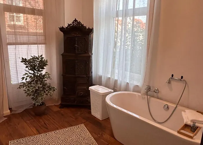 Schoene Altbauwohnung Direkt An Der Kesselschleuse!